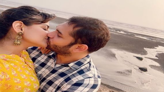 Mamangam Star Prachi Tehlan & Hubby Rohit Saroha Make Their Mumbai Beach Visit Memorable With A Kiss