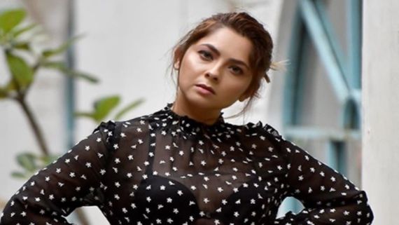 Sonalee Kulkarni Hosts Small Diwali Celebration For Senior Backstage Artistes