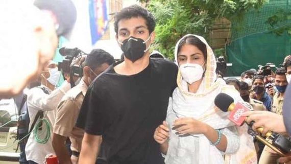 Sushant Singh Rajput's Death Case: Rhea Chakraborty And Brother Showik Snapped At Mumbai NCB Office