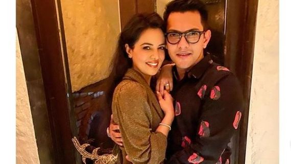 Aditya Narayan & Shweta Go On A Dinner Date; Actor Asks Paparazzi Not To Click Pics For This Funny Reason