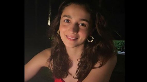 Alia Bhatt Strikes A Lovely Pose On A Cozy Dinner Date With Her Sister Shaheen Bhatt