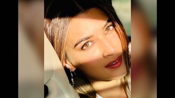 Kriti Sanon Flaunts Her Dazzling Eyes In Latest Picture; Credits Her Photographer Akshay Kumar