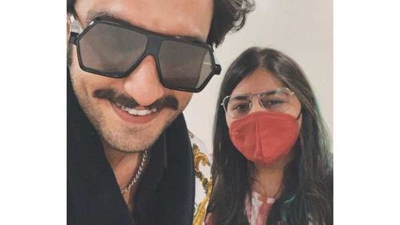 Ranveer Singh Joins 'Pawri Ho Rahi Hai' Trend, Parties With A Fan With Gajar Ka Halwa