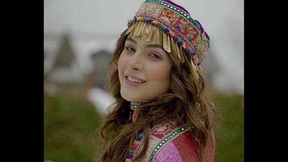 Shehnaaz Gill Poses In Traditional Attire & Fans Call Her Kashmir Ki Kali; Shehbaz Says Beautiful Like Heaven