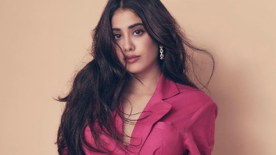Janhvi Kapoor Wins Hearts As She Throws No Starry Tantrums Around Her Assistant's Family At Roohi Screening