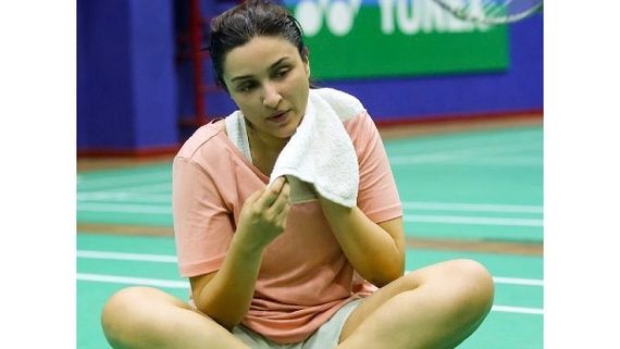 Parineeti Chopra's Saina Poster Receives Flak On Twitter; Netizens Ask 'Is This Movie About Saina Or Sania?'
