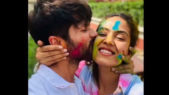Shahid Kapoor-Mira Rajput's Romantic Moments From Their Holi Celebration Scream Love!