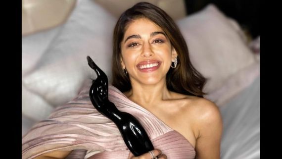Filmfare Awards 2021: Alaya F Wins Best Debut Female Award For Jawaani Jaaneman, Poses With Her Black Lady