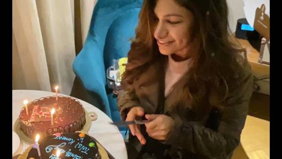 Singing Sensation Tulsi Kumar Happy To Have Working Birthday, Celebrates On The Sets Of Her New Song 