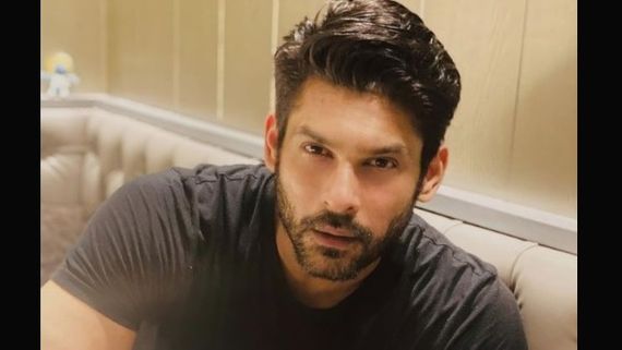 Sidharth Shukla Gives Befitting Reply To Paparazzo Who Questioned Shehnaaz Gill's Phone Quality