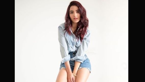 Jasmin Bhasin's Mother Discharged From Hospital; Actress Thanks Fans For Their Prayers