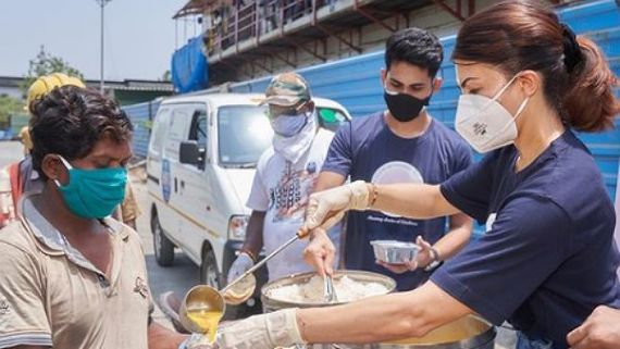 Jacqueline Fernandez Feeds People Amidst COVID-19 Second Wave, Urges Fans To Help Others In Need