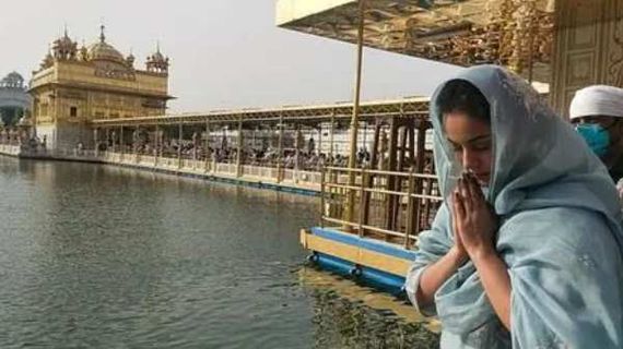 Kangana Ranaut Is Stunned By Golden Temple's Beauty On First Visit