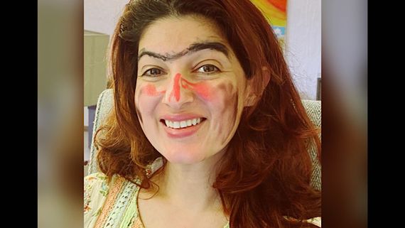 Twinkle Khanna's Daughter Nitara Turns Makeup Artist For Her Mother, The Result Will Leave You In Splits