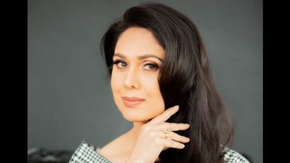 Meenaakshi Sheshadri Says Her Friends & Family Think She Can Still Make A Comeback; 'I'm Ready & Raring To Go'