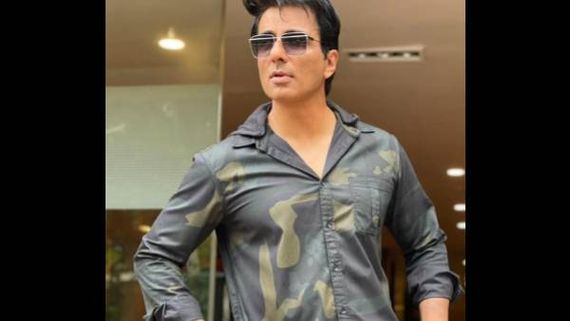 Sonu Sood Reacts To A Twitter User's Request Whose Girlfriend Is Demanding For An I-Phone