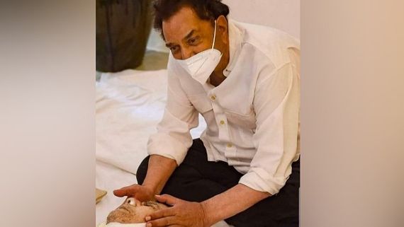 Dharmendra Touches Dilip Kumar's Face One Last Time; Shares Picture Saying 'Mujhe Dikhawa Nahi Aata'