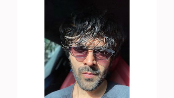 Kartik Aaryan Praised By Netizens After He Obliges Fans With Autographs And Selfies