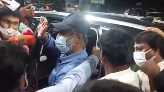 Rajinikanth Returns To Chennai; His Latest Pictures Take The Internet By Storm! 