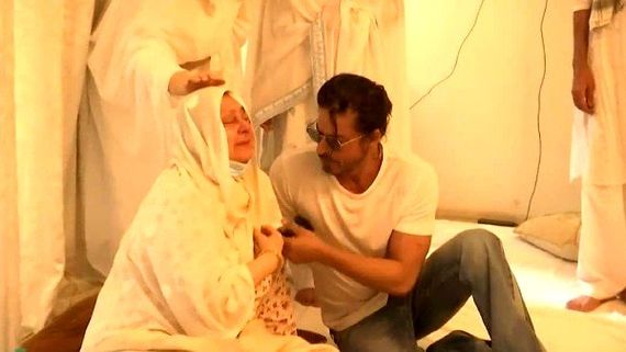 Trolls Slam Shah Rukh Khan For Wearing Sunglasses At Dilip Kumar's Funeral; Defenders Say He Was Hiding Tears
