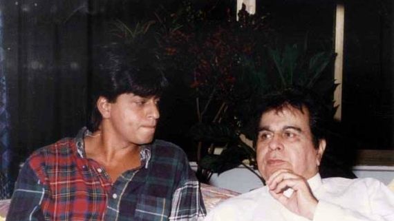 Rare Footage: Shah Rukh Khan Rolls Red Carpet For Dilip Kumar As The Latter Arrives On Stage With Saira Banu