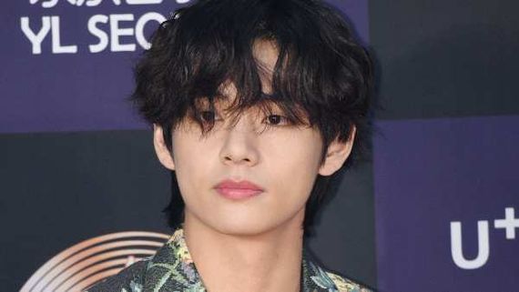 BTS Member V's Viral Photo Gets Compared To Shah Rukh Khan's Iconic Pose