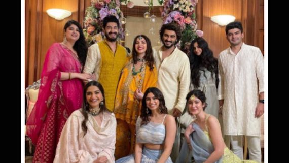 Sonam Kapoor Shares Lovely Pictures Of Her 'Khaandaan' From Antara Marwah's Baby Shower