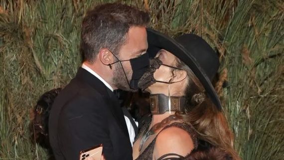 Jennifer Lopez & Ben Affleck Kiss With Masks On At The Met Gala 
