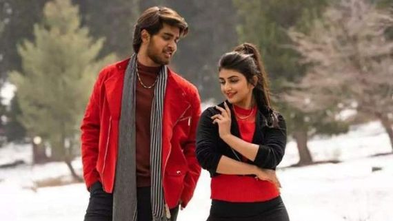 Pelli SandaD Twitter Review: Here’s What Netizens Have To Say About Roshann Meka’s Film!