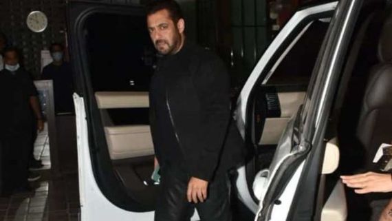 Salman Khan Calls Iulia Vantur To Pose For Paparazzi But Latter Walks Away, Fans Ask If Two Had A Fight?