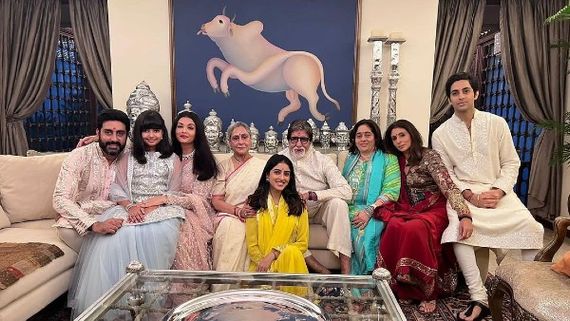 Amitabh Bachchan's Diwali Picture With Unique Painting Has Everyone's Attention! 
