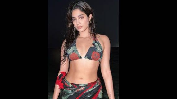 Janhvi Kapoor Is A Visual Delight As She Takes A Splash In The Water, Shares Fun Time With Khushi Kapoor