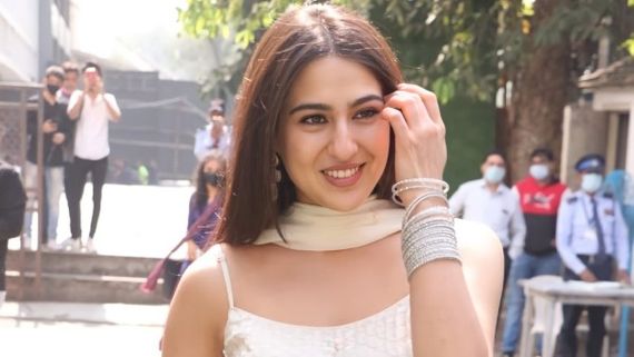 Sara Ali Khan Wins Netizens' Heart As She Apologises To Paparazzi After Security Guard Pushes Photographer