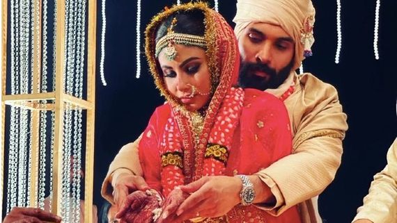 Mouni Roy & Suraj Nambiar Tie The Knot As Per Bengali Rituals, Actress Wears Sabyasachi Lehenga At Her Wedding