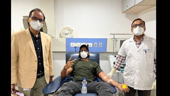 Hrithik Roshan Sets An Example On 'World Random Act Of Kindness Day'; Urges Fans To Donate Blood
