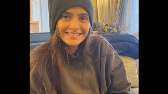 Sonam Kapoor Says Her Husband Anand Ahuja Likes Her Whiny Face, Shares Adorable Pics Clicked By Him 