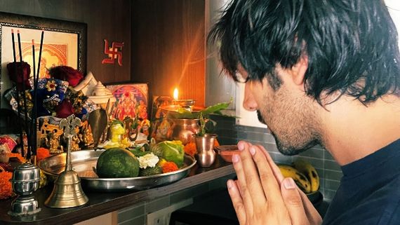 Kartik Aaryan Celebrates Maha Shivratri, Prays In His Temple At Home!