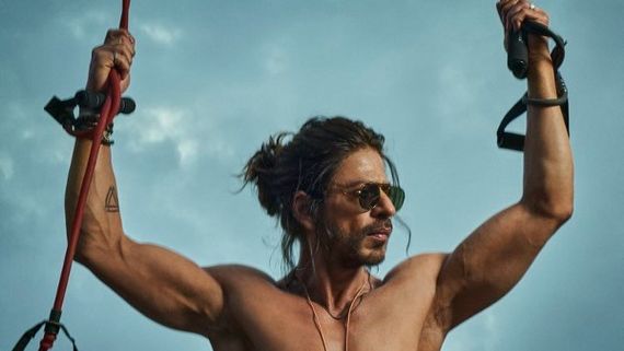 JUST IN! Shah Rukh Khan Flaunts Eight-Pack Abs In Latest Instagram Post; Says No One Can Stop Pathaan