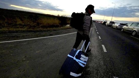 Sean Penn Joins Ukrainian Refugees On Foot To Poland, Reveals He Made It Out Safely