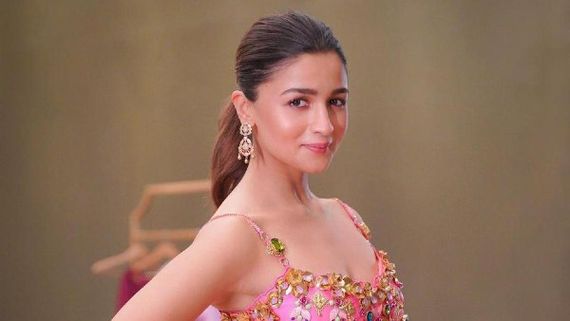 Details About Alia Bhatt's Wedding Lehenga; She Won't Follow Deepika Padukone & Katrina Kaif's Footsteps