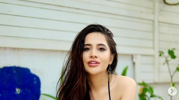 Urfi Javed Hits Back At Netizens Who Criticised Her Airport Photoshoots & Who Offered To Send Clothes
