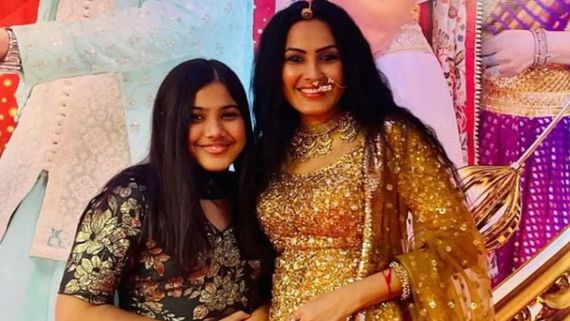 Zee Rishtey Awards 2022: Kamya Punjabi Gets Emotional As She Receives ‘Best Maa Award’ In Front Of Her Daughte