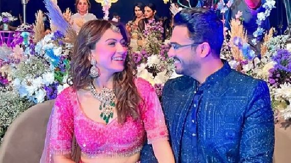 Hansika Motwani’s Fiance Sohael Kathuriya Goes Down On His Knees For The Bride During Sangeet Ceremony; Pics