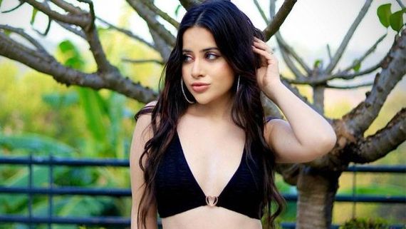 Urfi Javed Clears The Air About Being DETAINED By Dubai Police, Claims They Came But Not For Her Clothes