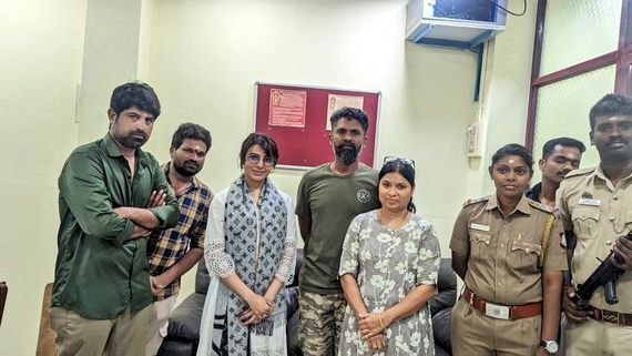 Samantha's Sudden Visit To Palani Murugan Temple; Climbed 600 Steps On Barefoot - PICS Goes Viral!