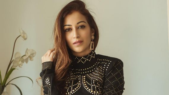 Taarak Mehta's Sunayana Fozdar's Glamorous Avatar In Black Cocktail Dress Will Leave You Stunned - PICS