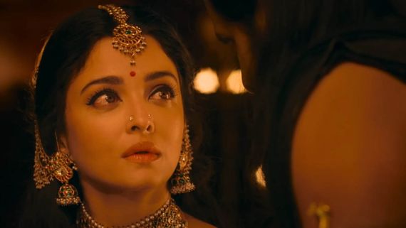 Ponniyin Selvan 2: Fans Can't Stop Gushing Over Aishwarya Rai & Vikram, Say 'Minddd Blowing & What Chemistry'