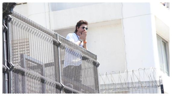 Eid 2023: Shah Rukh Khan FINALLY Makes Public Appearance, Pathaan Star Blows Kisses-Greets Fans Outside Mannat