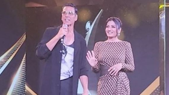 ‘Aankhe Taras Gaye The…’: Fans Rejoice As Ex-Couple Akshay Kumar-Raveena Tandon Reunite At An Award Function