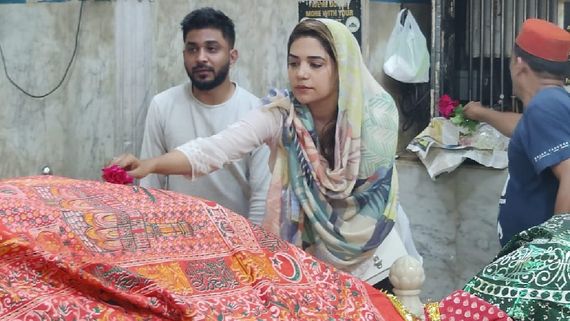 Anjum Fakih Seeks Blessings At Mahim Dargah Before Taking Off For Khatron Ke Khiladi 13 Shoot
